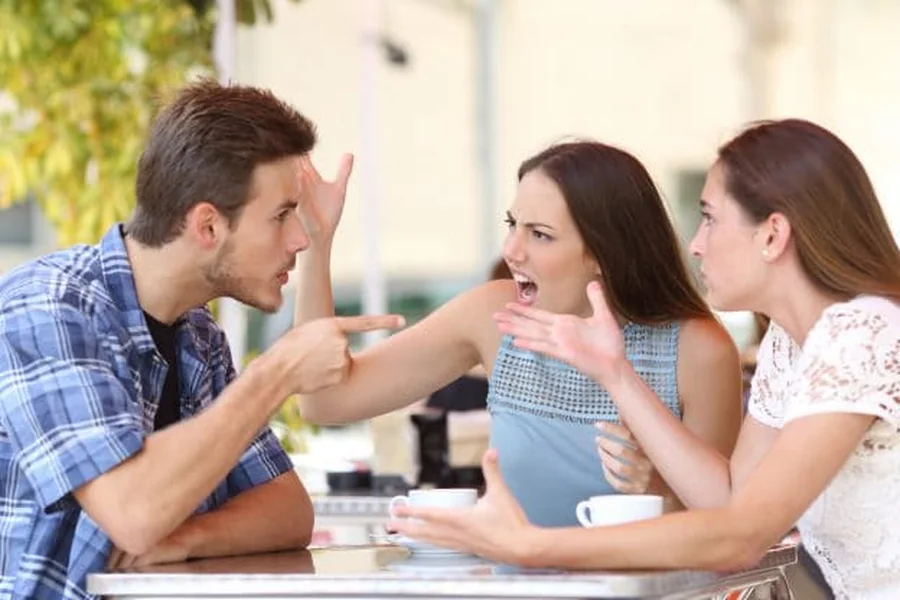 ויכוח סביב שולחן — המתח שנוצר בבית סביב כסף